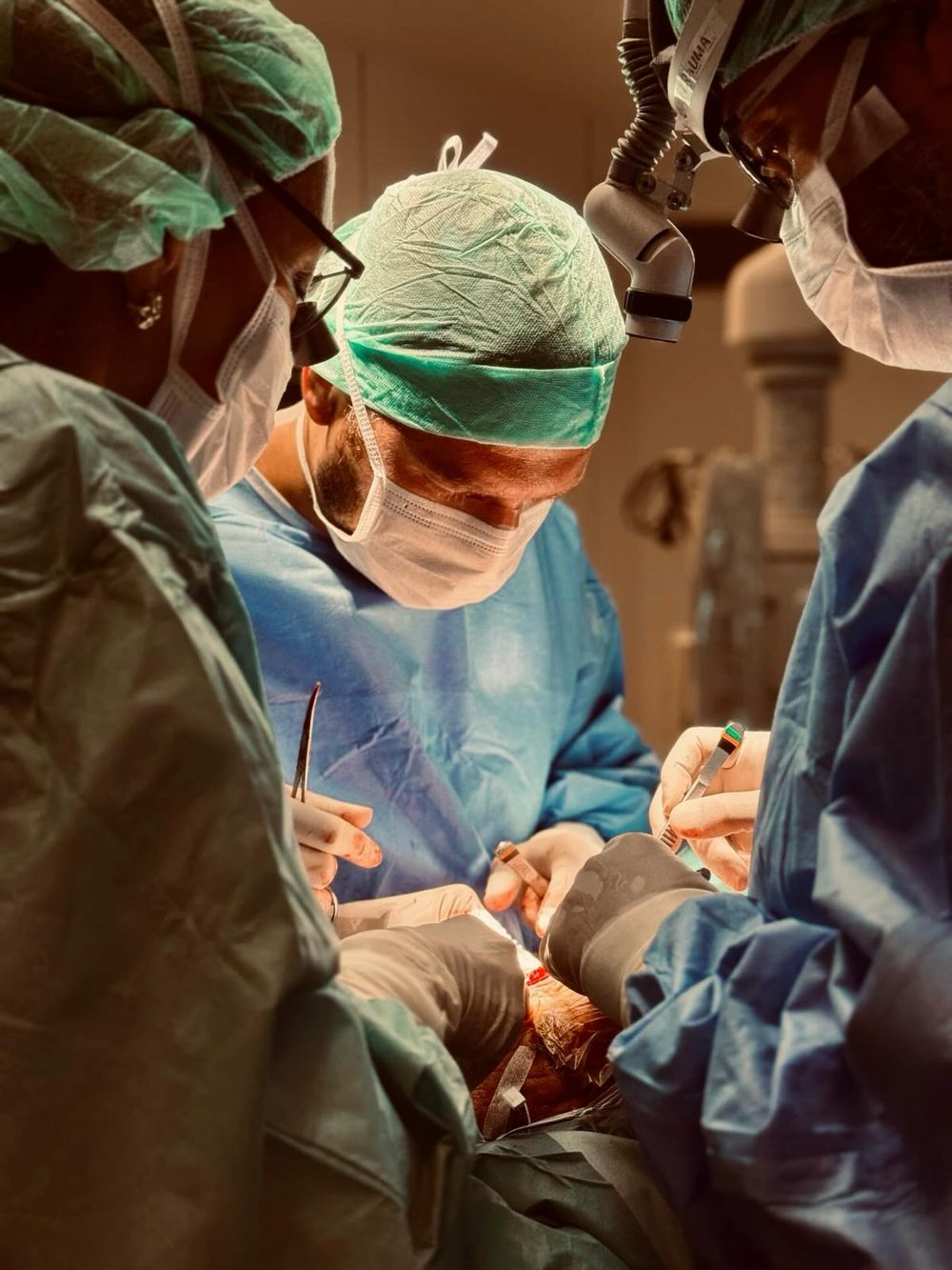 Dr. Pablo Vaquero operando junto a su equipo quirúrgico en quirófano